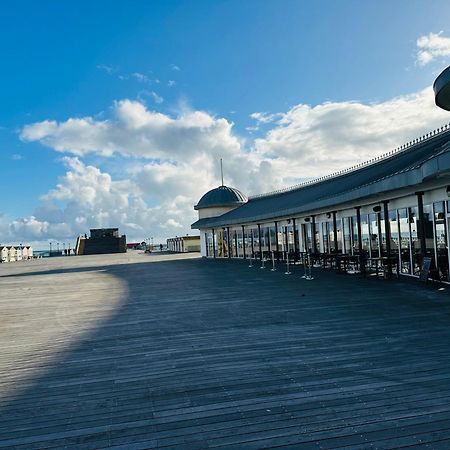 A Modern 2 Bedroom Seaside Apartment ヘイスティングス エクステリア 写真