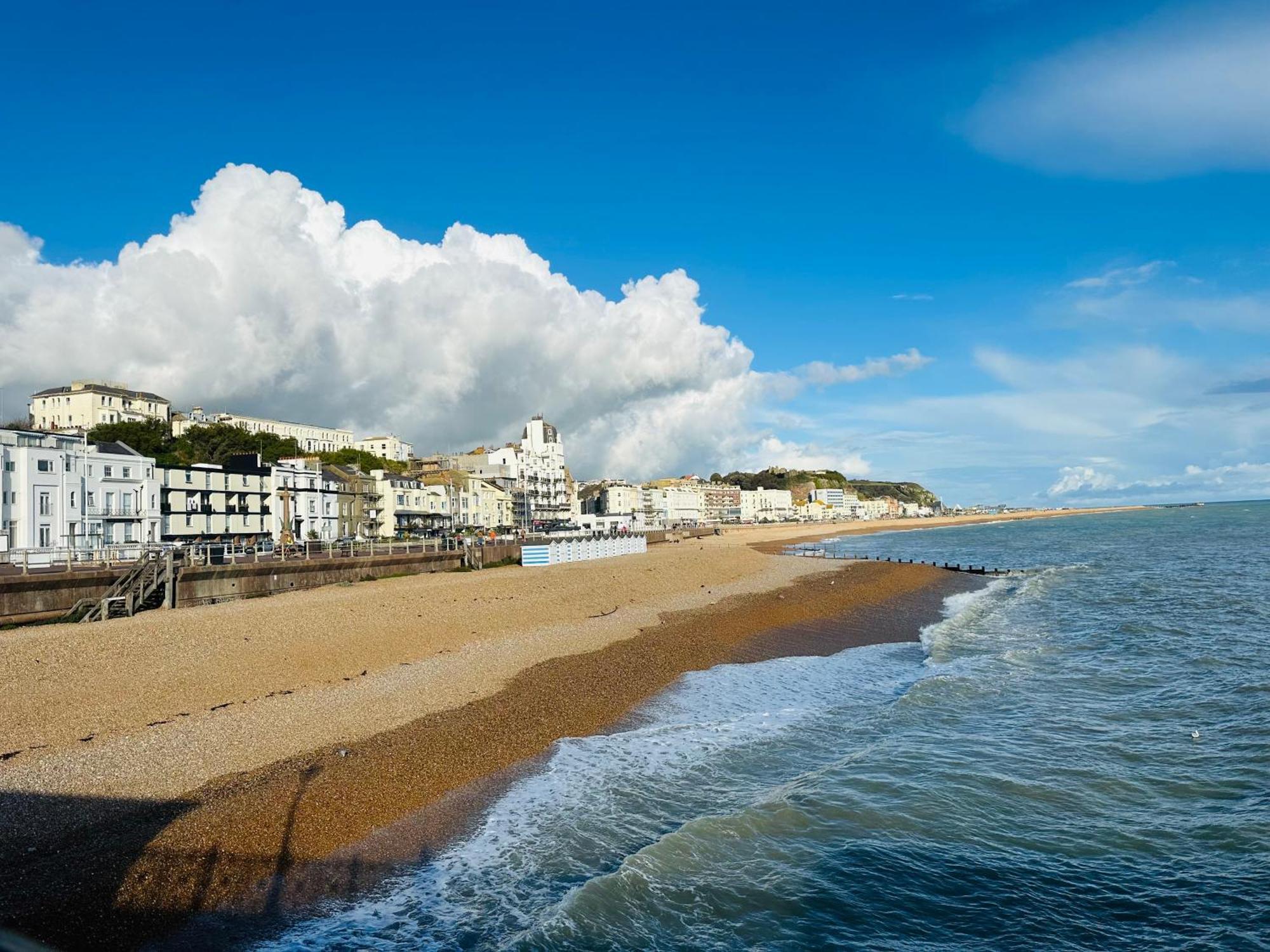 A Modern 2 Bedroom Seaside Apartment ヘイスティングス エクステリア 写真