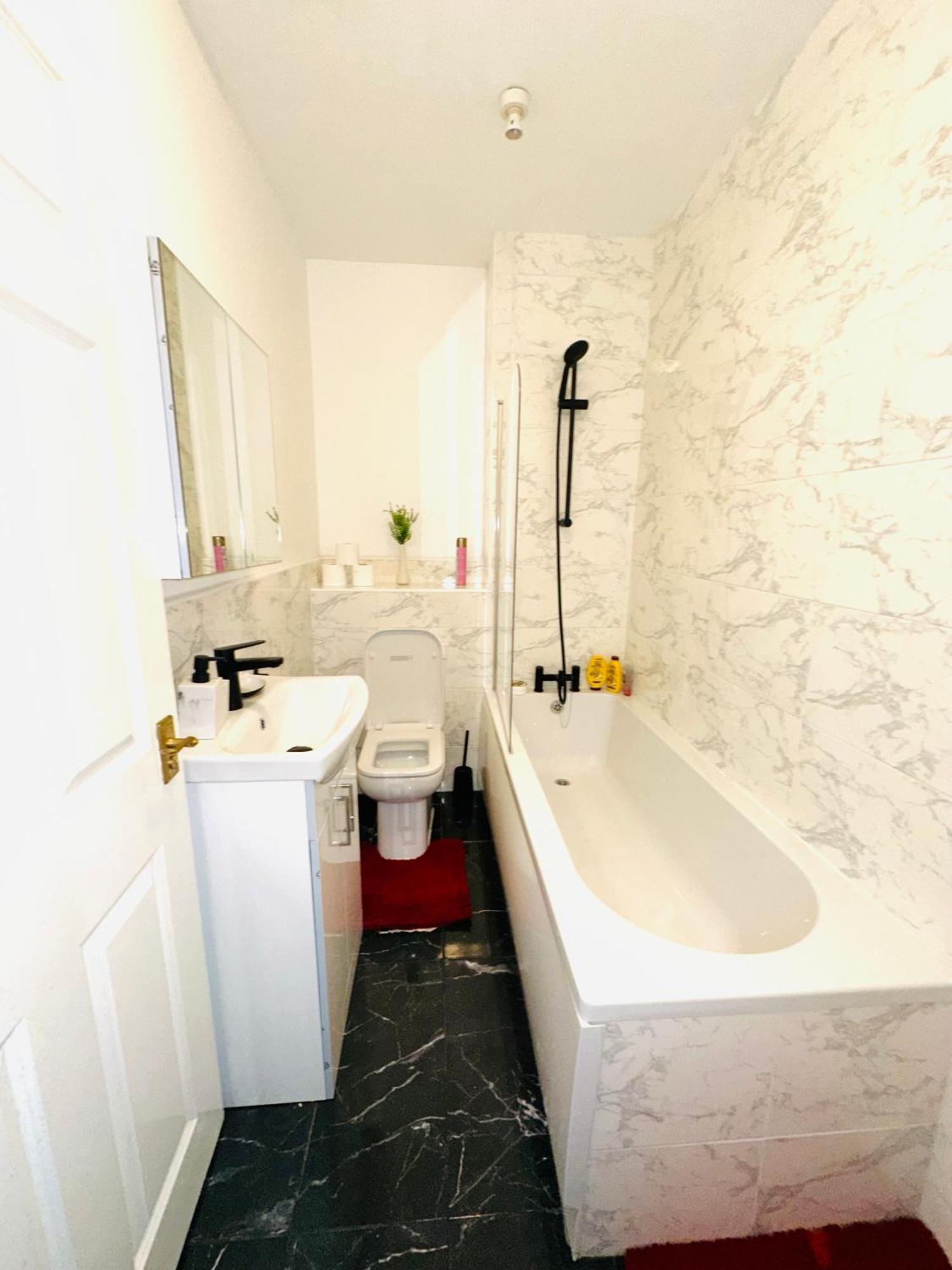 A Modern 2 Bedroom Seaside Apartment ヘイスティングス エクステリア 写真
