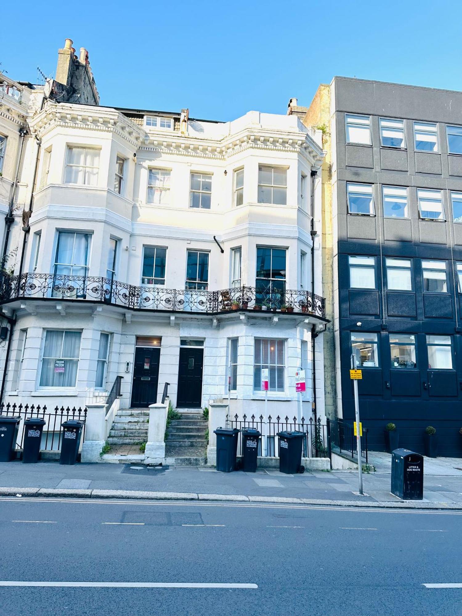 A Modern 2 Bedroom Seaside Apartment ヘイスティングス エクステリア 写真